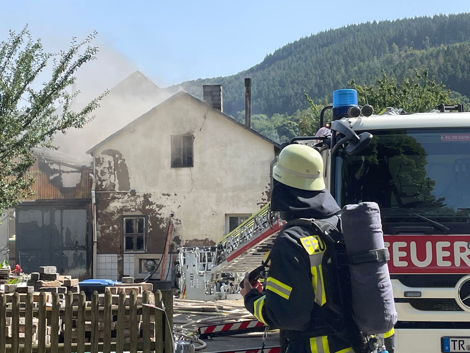 Feuerwehrleute sind vor Ort im Einsatz.