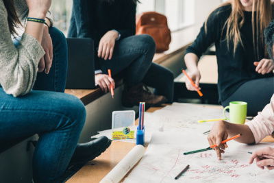 menschen arbeiten, papier