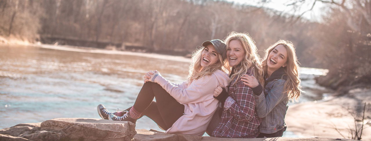 3 frauen am see sitzend, lachen