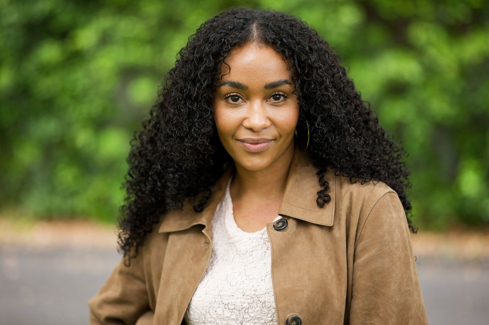 Schauspielerin Féréba Koné steht zu ihrer Jogginghose.