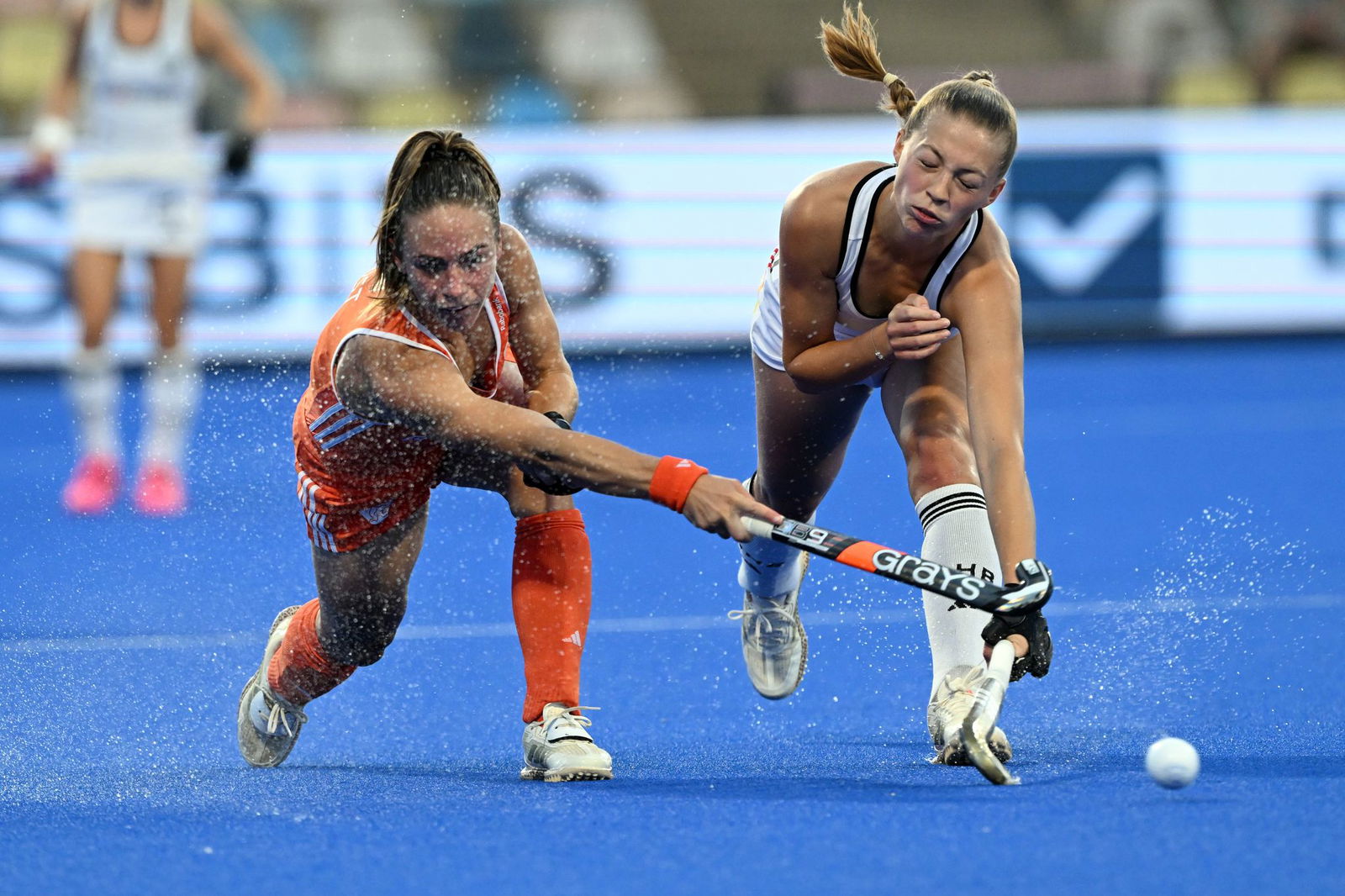 Sophia Schwabe (r) und die Niederländerin Lisa Post im Duell um den Ball.