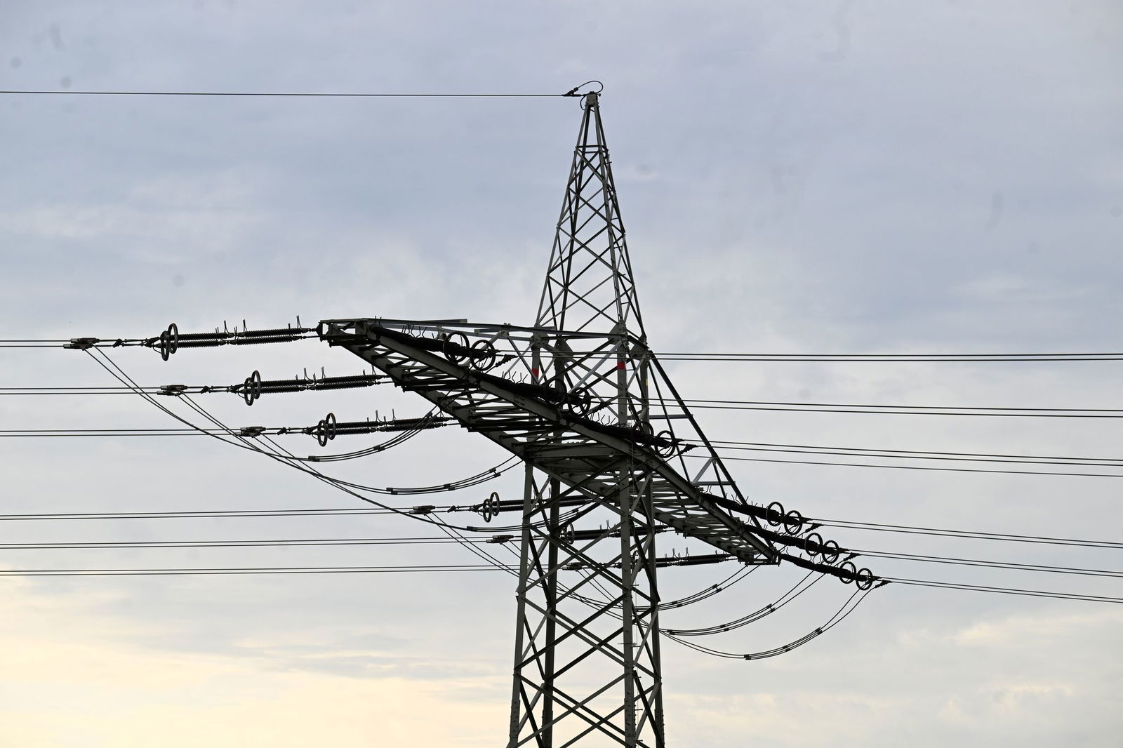 Kein Strom am frühen Morgen für Bewohner dreier Orte. (Symbolbild) 