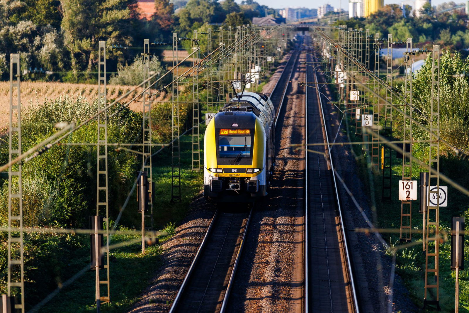 Die Rheintalbahn ist eine wichtige Pendlerstrecke. Während des Berufsverkehrs kam es zu Einschränkungen. (Symbolbild)