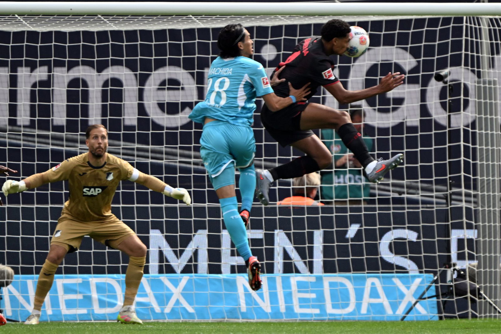  Jarell Quansah trifft zum 1:0.