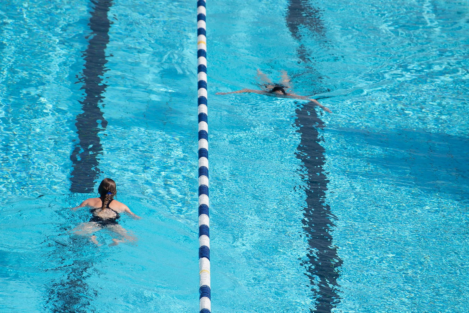 Im Wasser sollen sich die Männer den Kindern genähert und sie sexuell belästigt haben. (Symbolbild)