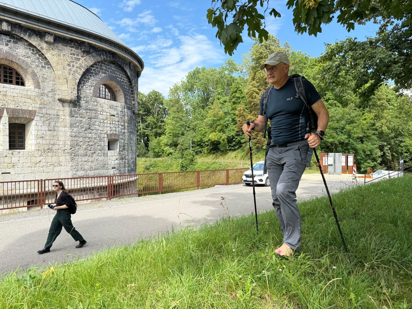 Unbeschuht aber unbeugsam: Andreas Stoch bei seiner Ankunft an der Ulmer Wilhelmsburg.
