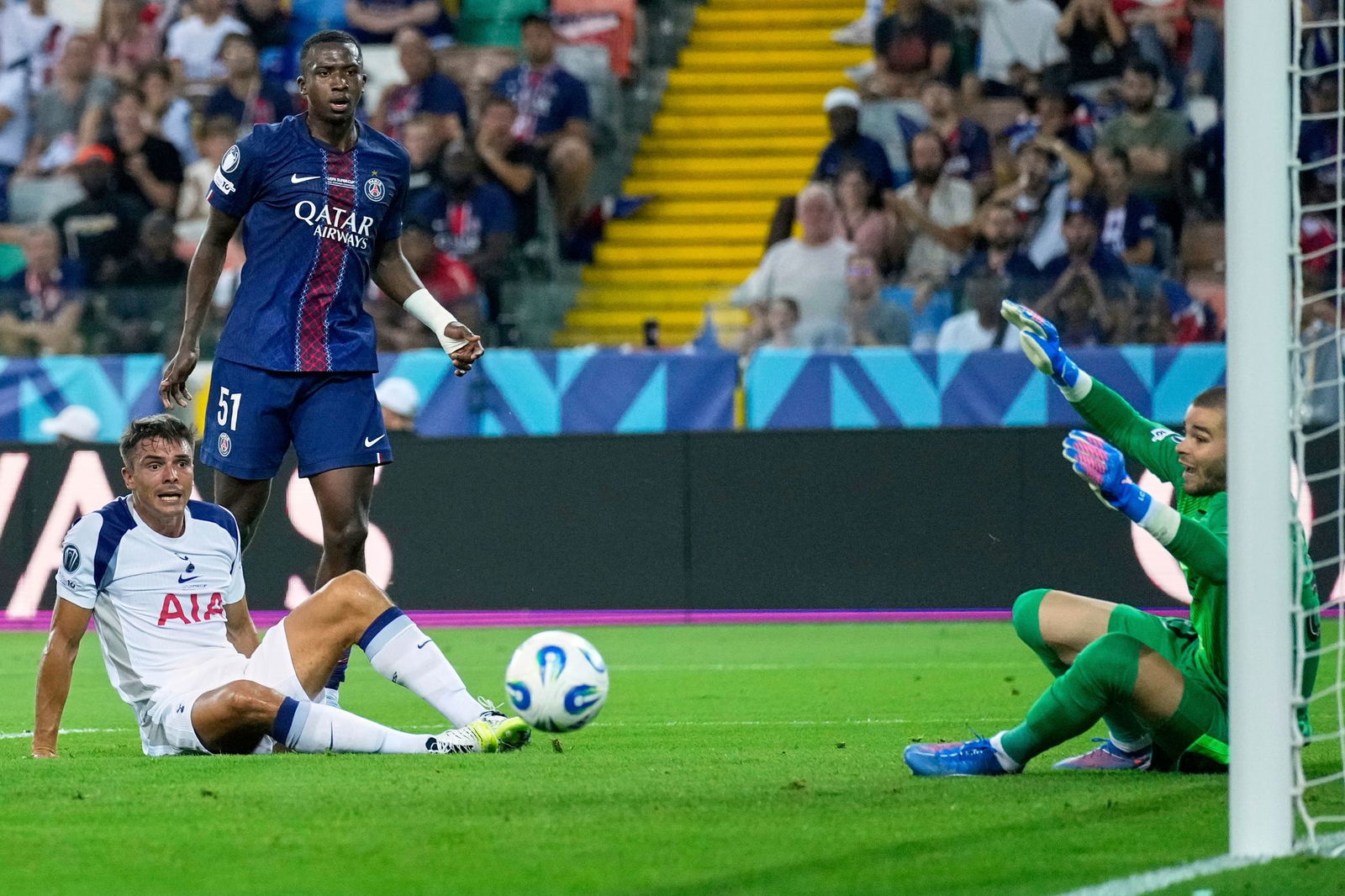 Paris-Torwart  Lucas Chevalier beim Gegentor zum 0:1 durch den ehemaligen Wolfsburger Micky van de Ven.