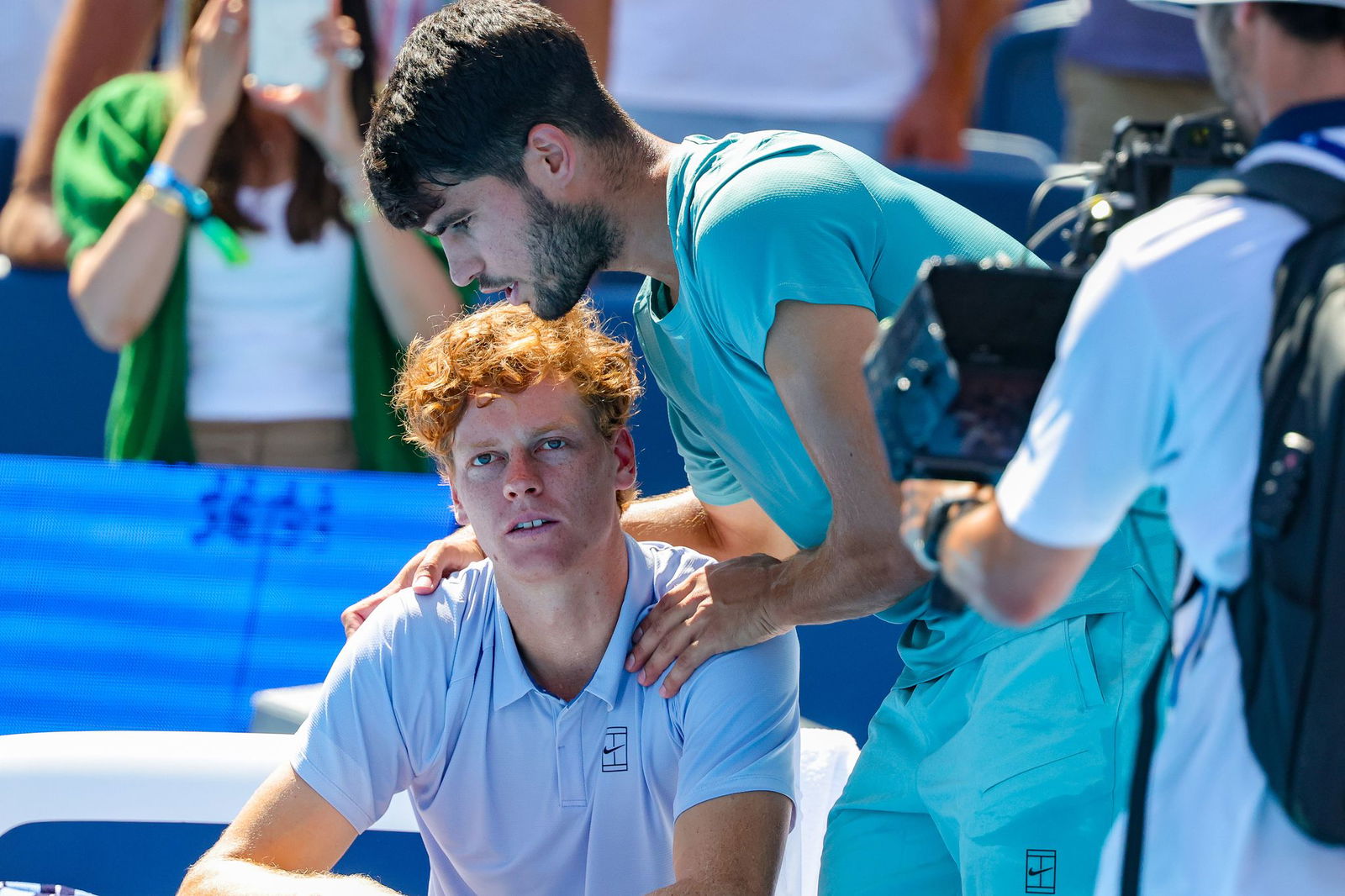  Carlos Alcaraz (r) tröstet Jannik Sinner nach der Aufgabe.