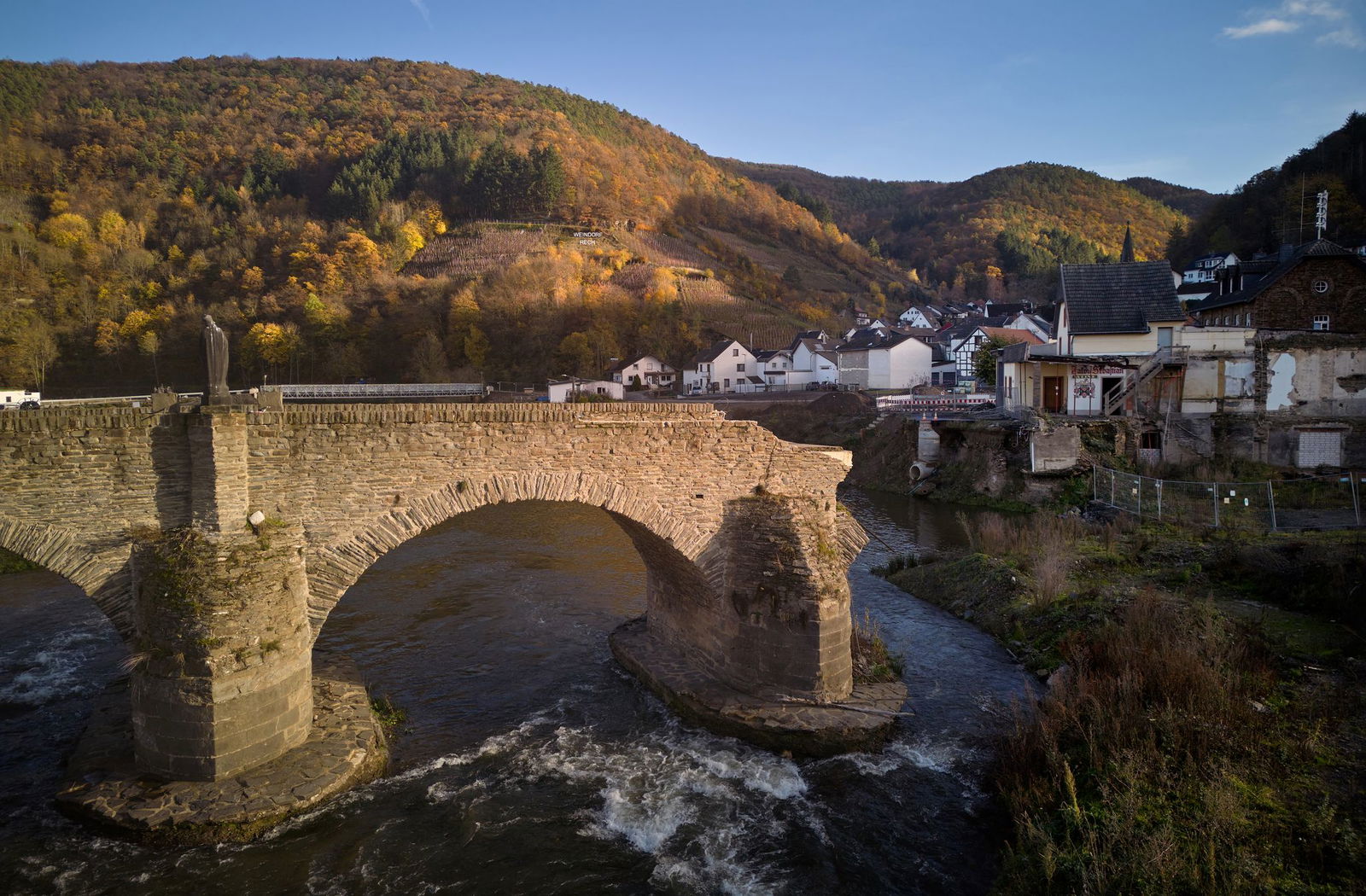 Die Nepomukbrücke wurde bei der Flut stark beschädigt. (Archivbild)