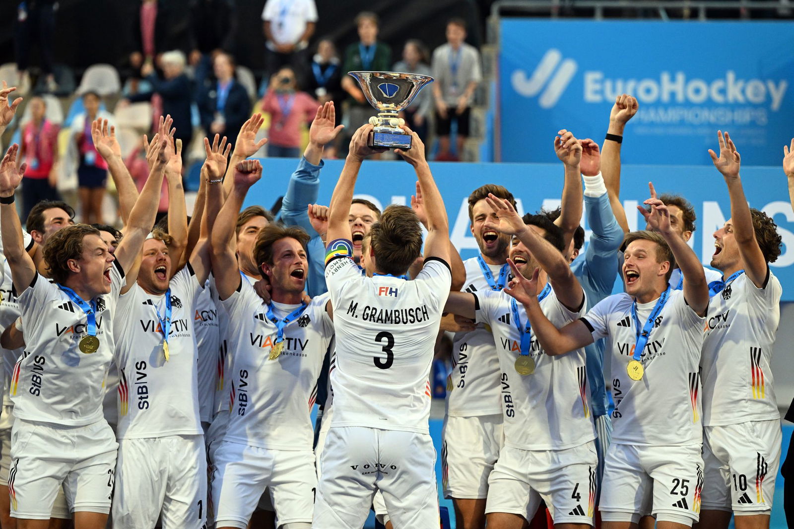 Mats Grambusch mit seinem letzten Pokal.