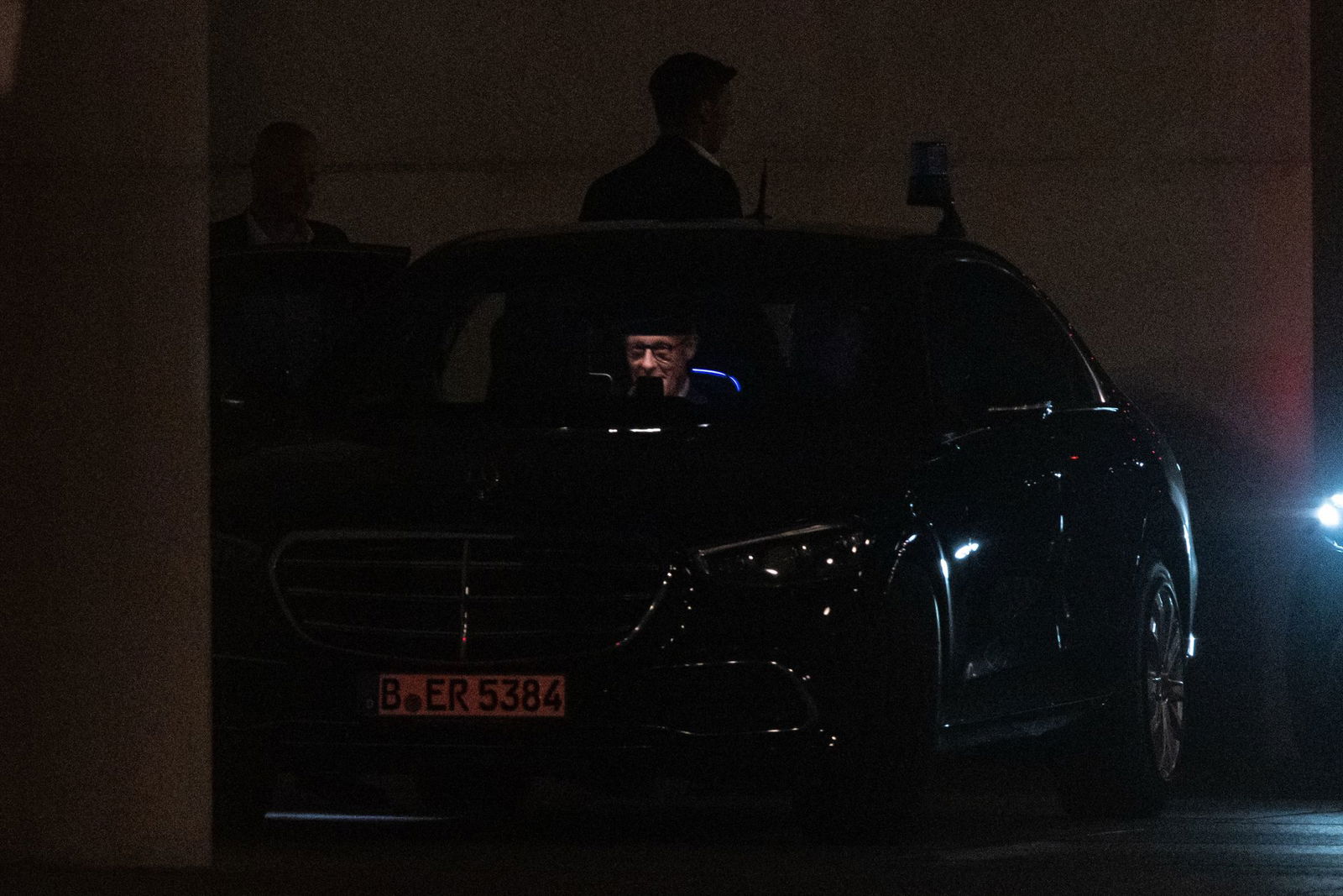 Merz verließ das Kanzleramt erst nach Mitternacht.