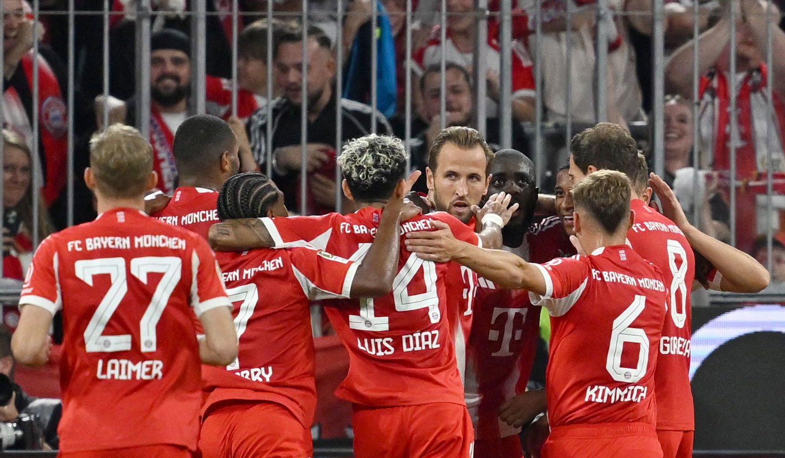 Viel zu jubeln hatten die Meisterspieler des FC Bayern um Harry Kane (M) im Saison-Eröffnungsspiel.