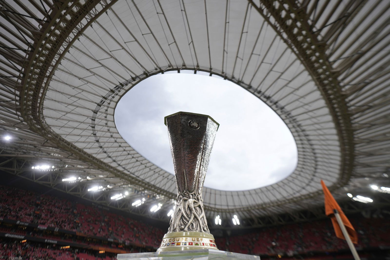 Der Europa-League-Pokal ist mit 15 Kilogramm die schwerste Trophäe der UEFA.