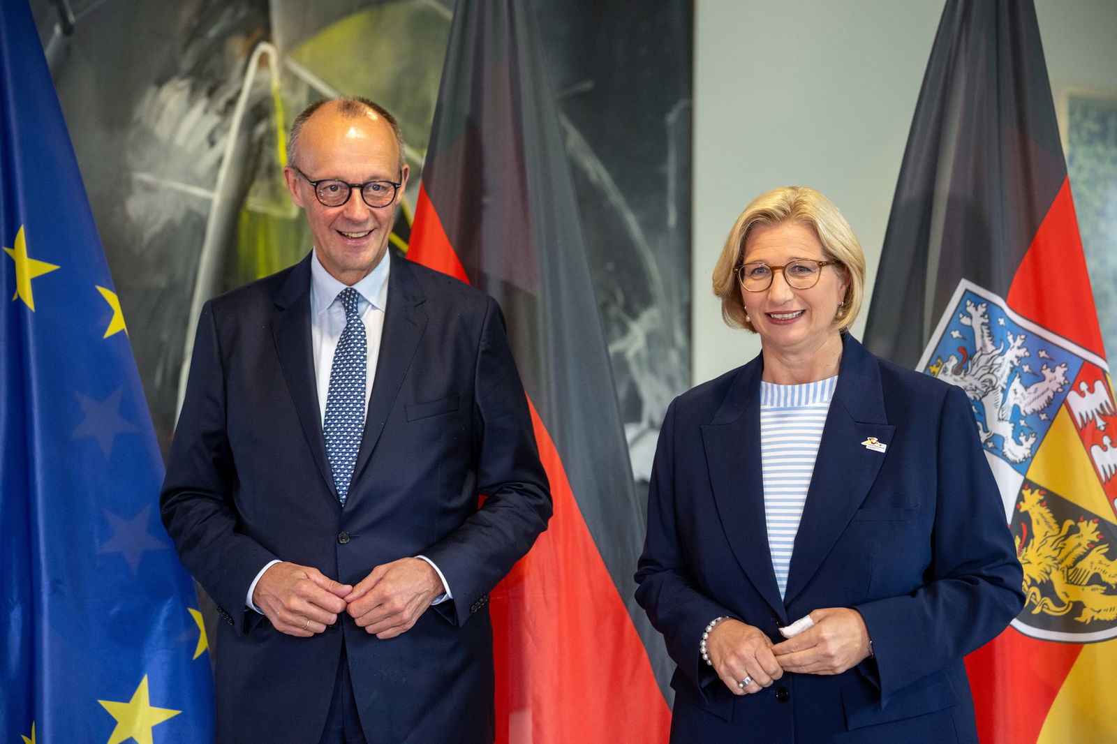 Merz ist zum Antrittsbesuch im Saarland. Neben ihm steht die saarländische Ministerpräsidentin Anke Rehlinger (SPD).