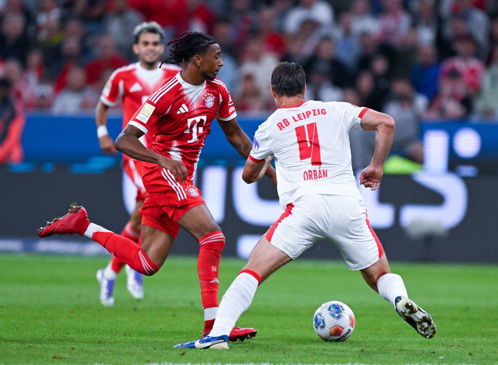 Zu gut für alle Leipziger: Michael Olise (l) lässt Willi Orban stehen. Bayerns Flügelstürmer traf doppelt und erzielte auch das erste Saisontor. 