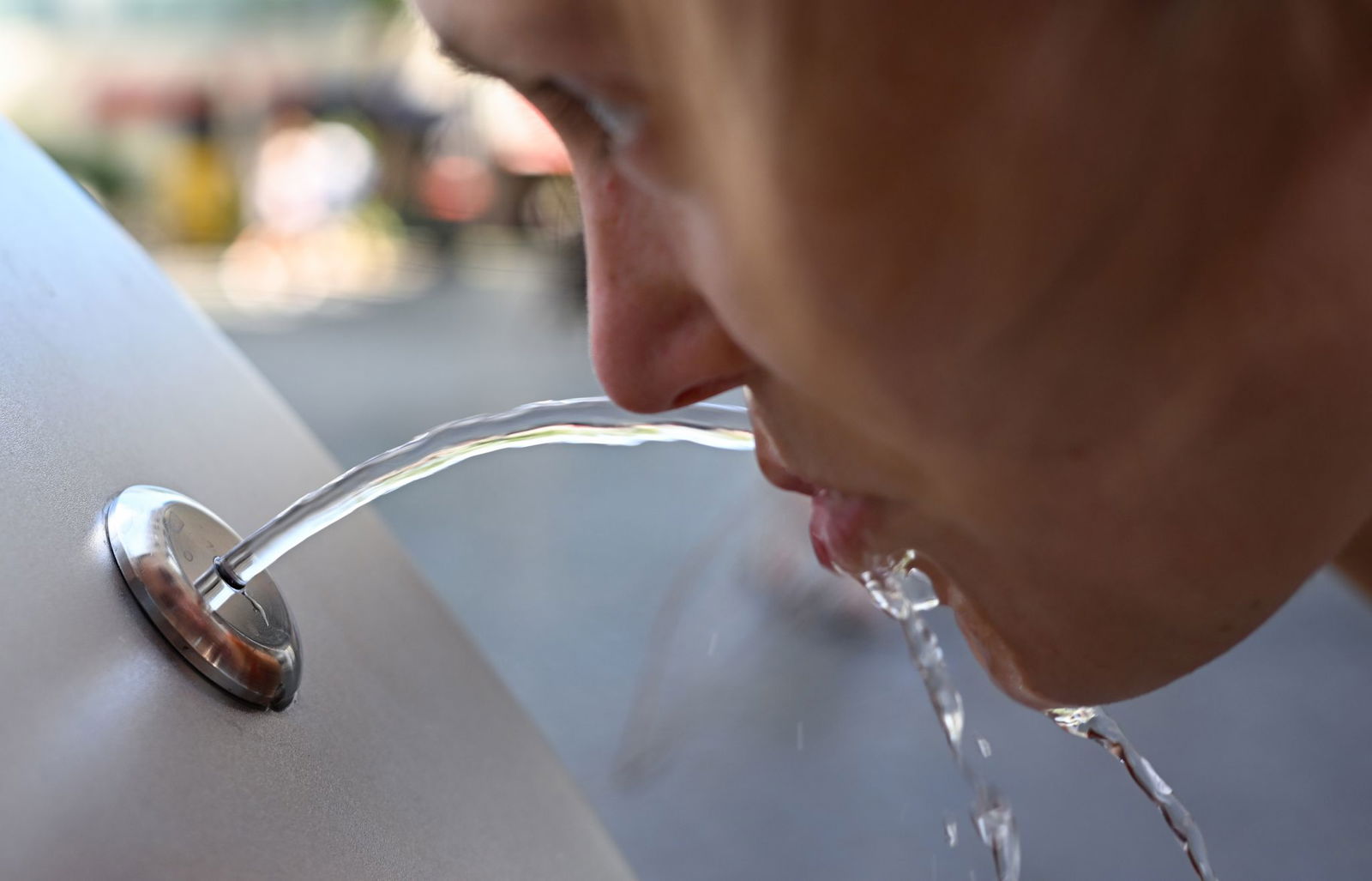 Trinkbrunnen werden im Sommer in Städten häufig genutzt. (Symbolbild)