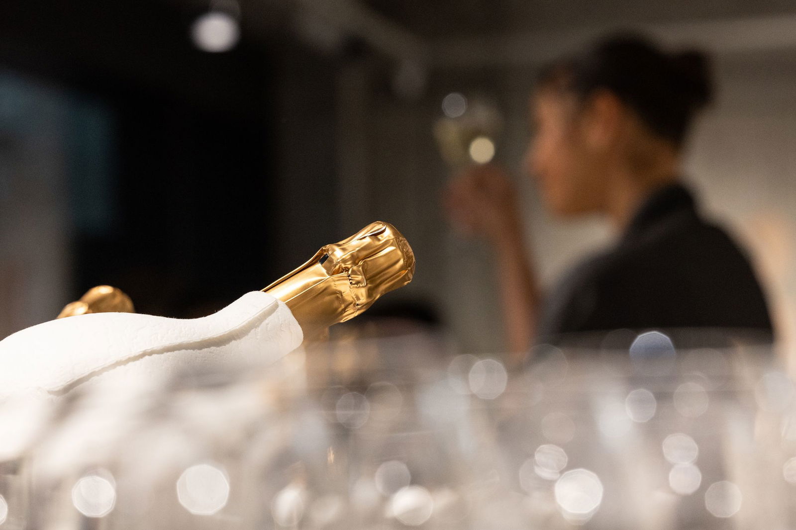 Ein Mann soll sich in einer Bar mehrmals am Getränkelager bedient haben. (Symbolbild)