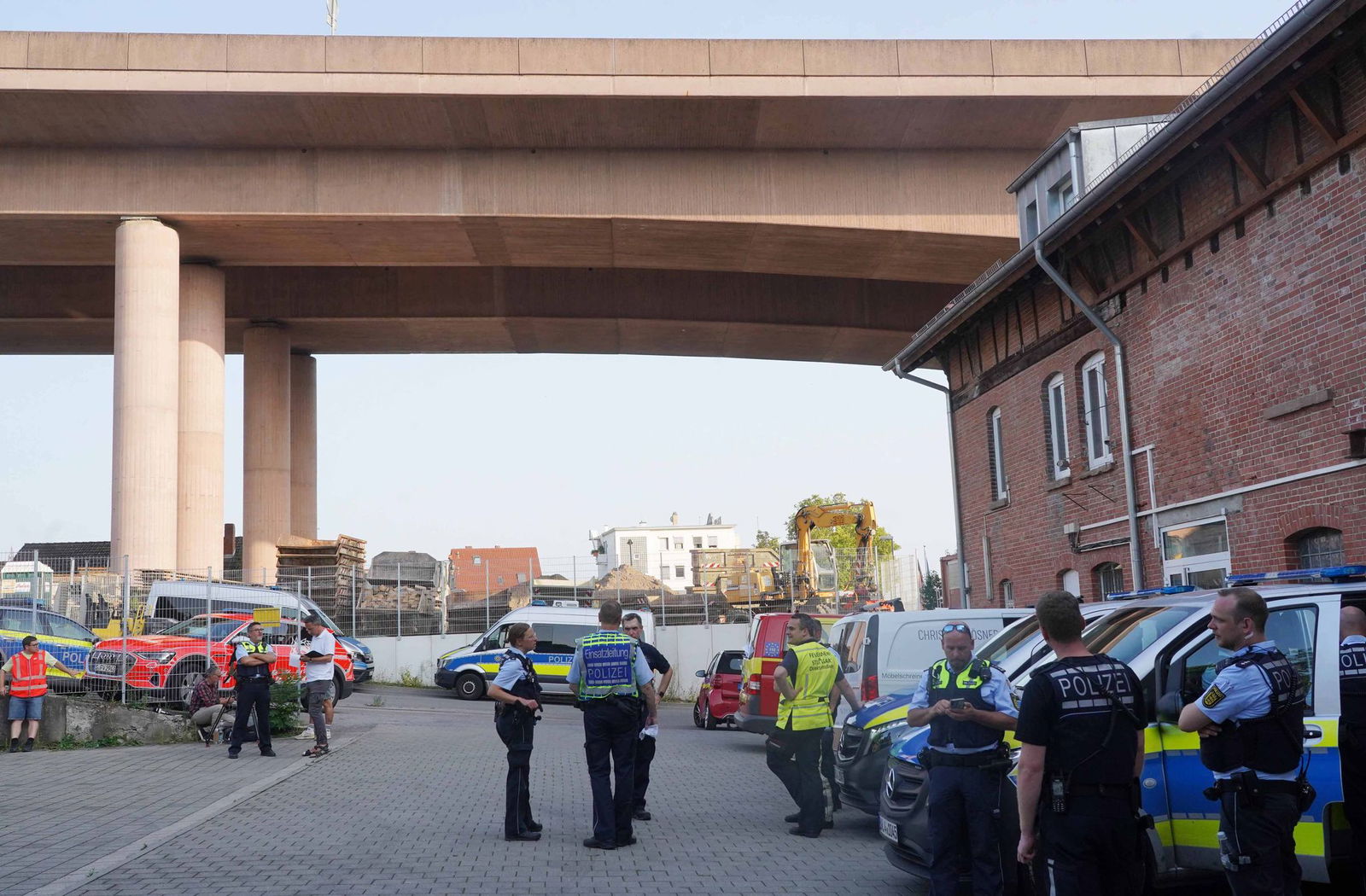 Einsatzkräfte von Polizei und Feuerwehr begleiten die Entschärfung der Fliegerbombe. 