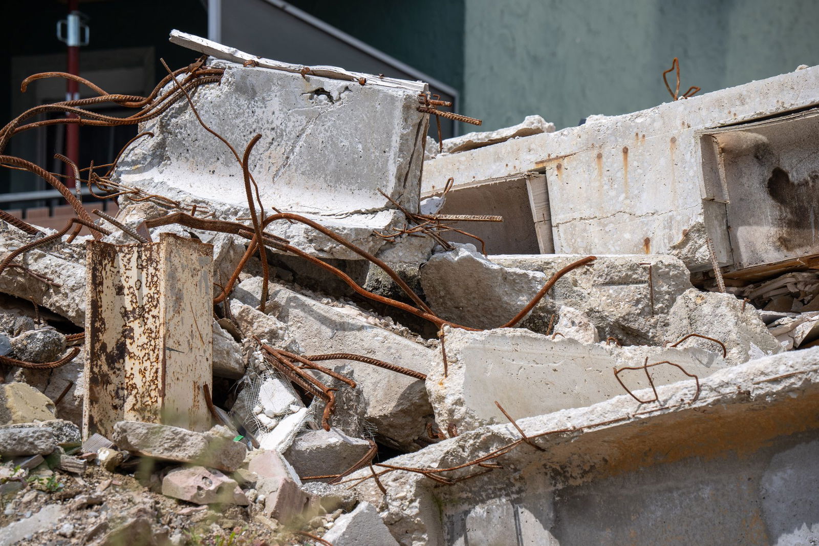 Unter den Trümmern hatte sich ein Hohlraum gebildet, wo Menschen überlebten.