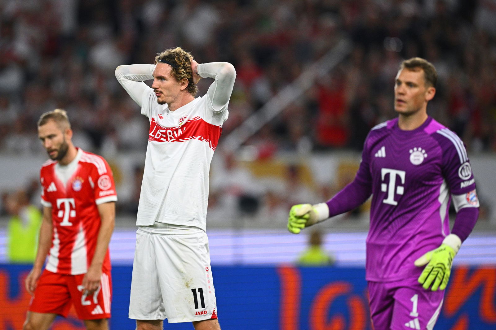 Nick Woltemade scheiterte in Hälfte eins an Manuel Neuer (r).