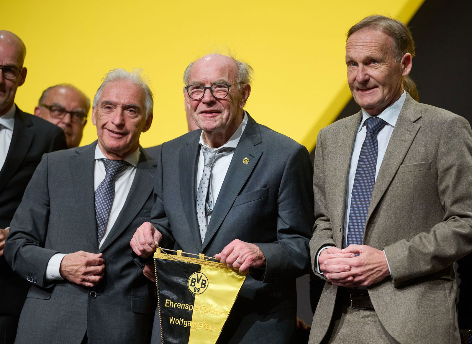 BVB-Präsident Lunow (l) macht den Weg für Watzke (r) frei. (Archivfoto)