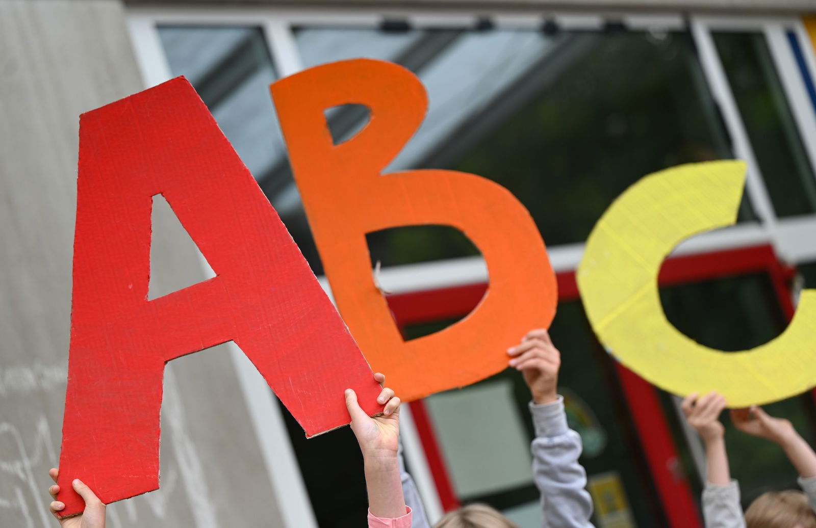 Mit Mut, Neugier und Vorfreude sollen die Kinder in die Schule starten, sagt Bildungsminister Sven Teuber (SPD). (Archivbild)