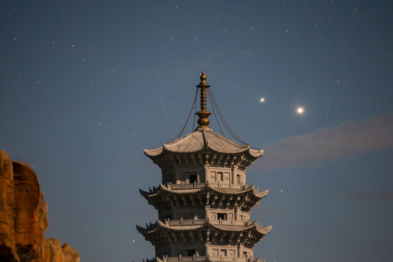 Nicht nur in China, sondern auch in Deutschland ist derzeit die auffällige Planetenkonstellation zu beobachten. Und die weckt bei manchen Menschen die Fantasie: Sind das die Scheinwerfer eines Himmelsautos? (Foto-Aktuell)
