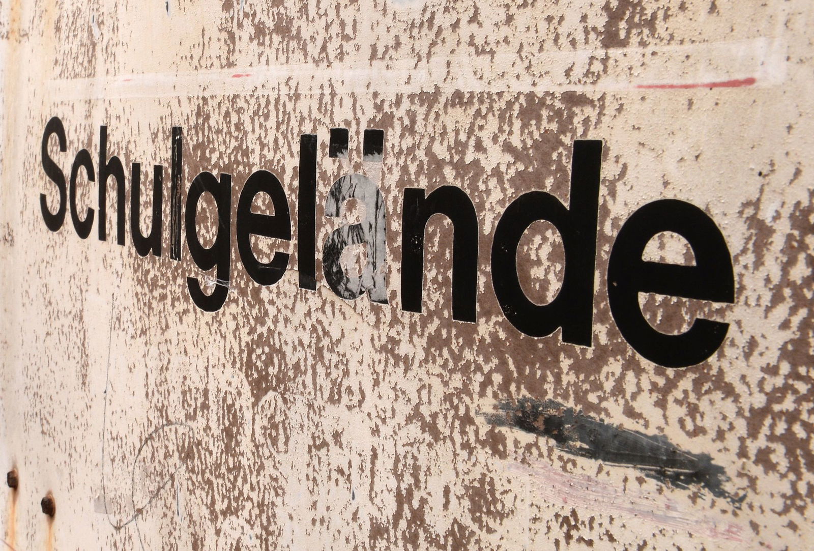 Nicht nur an den Außenmauern von Schulen ist der Sanierungsbedarf groß. (Symbolbild)