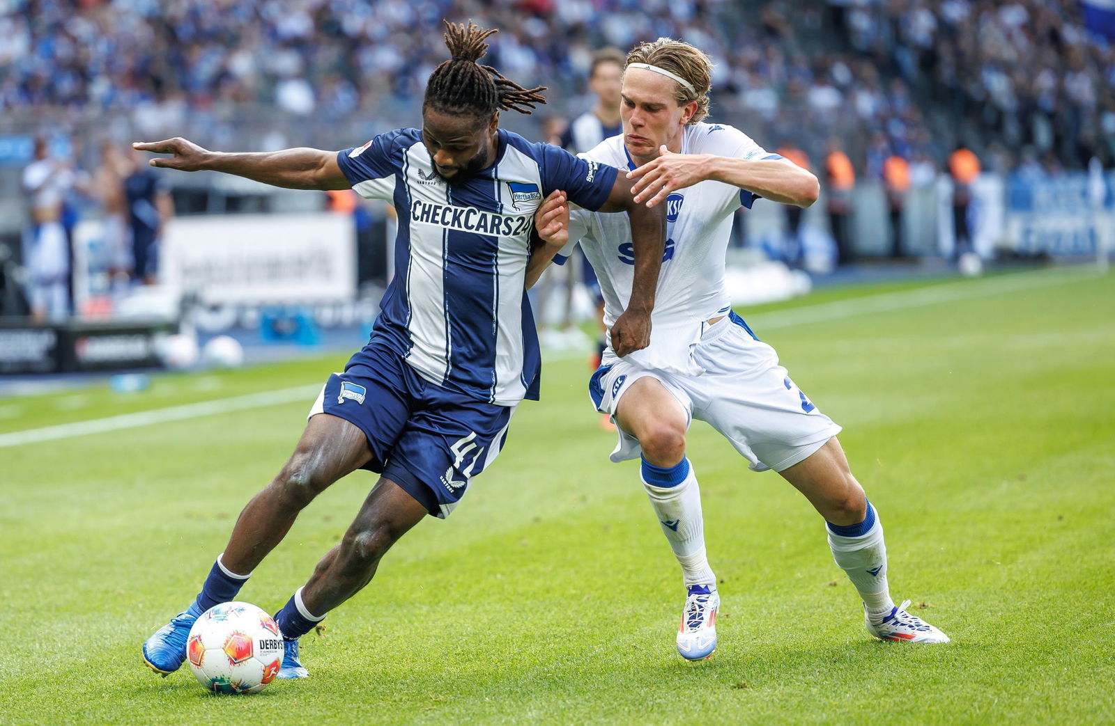 Nicht nur Karlsruhes Herold (r) und Herthas Zeefuik lieferten sich intensive Duelle.