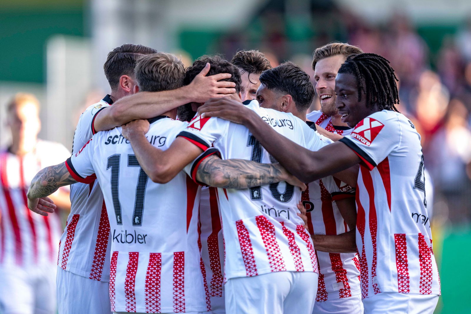 Freiburg feiert das Tor zum 1:0. 