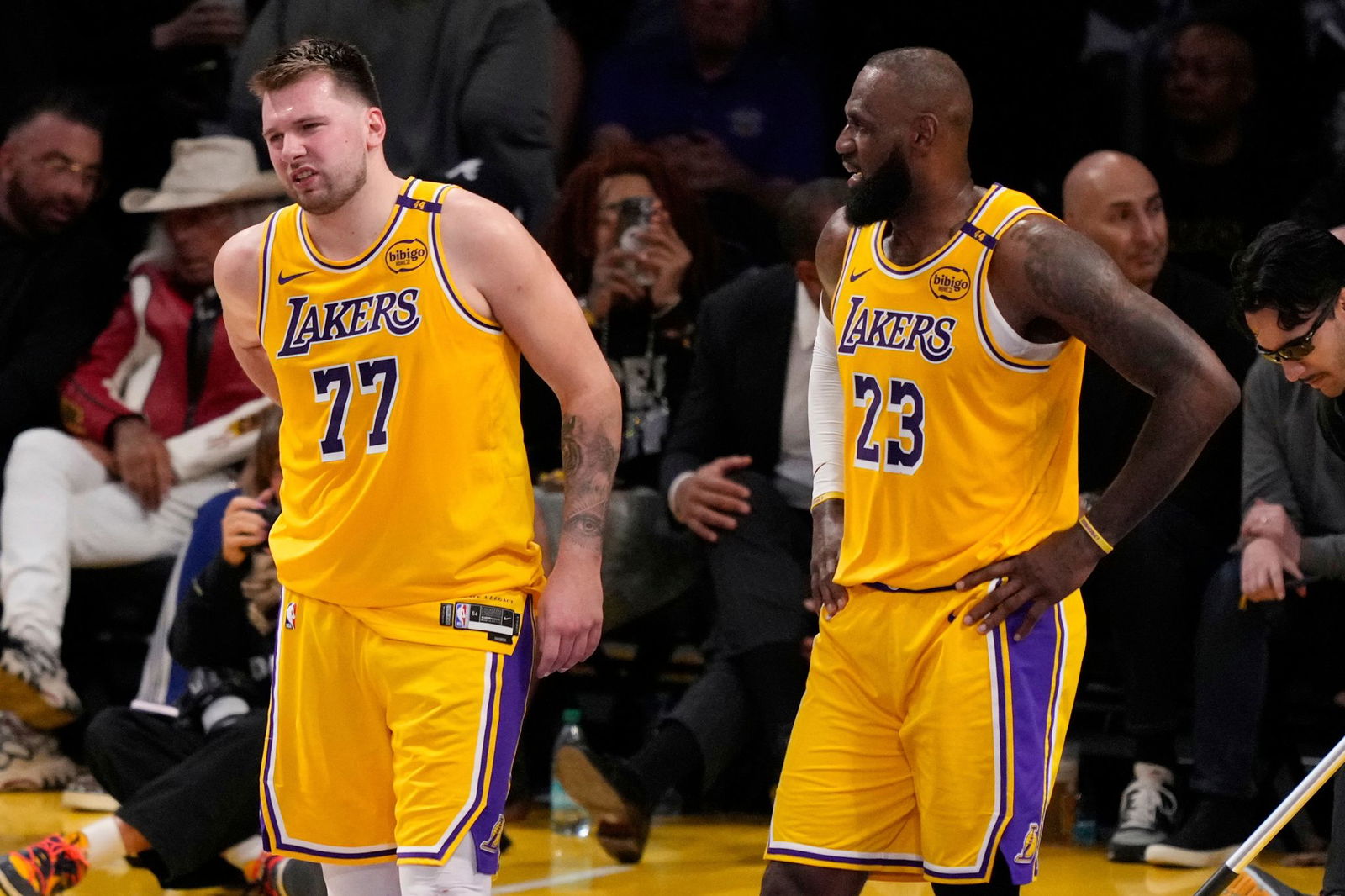 Luka Doncic (l) schied mit den Lakers in der vergangenen Saison in den Playoffs früh aus.