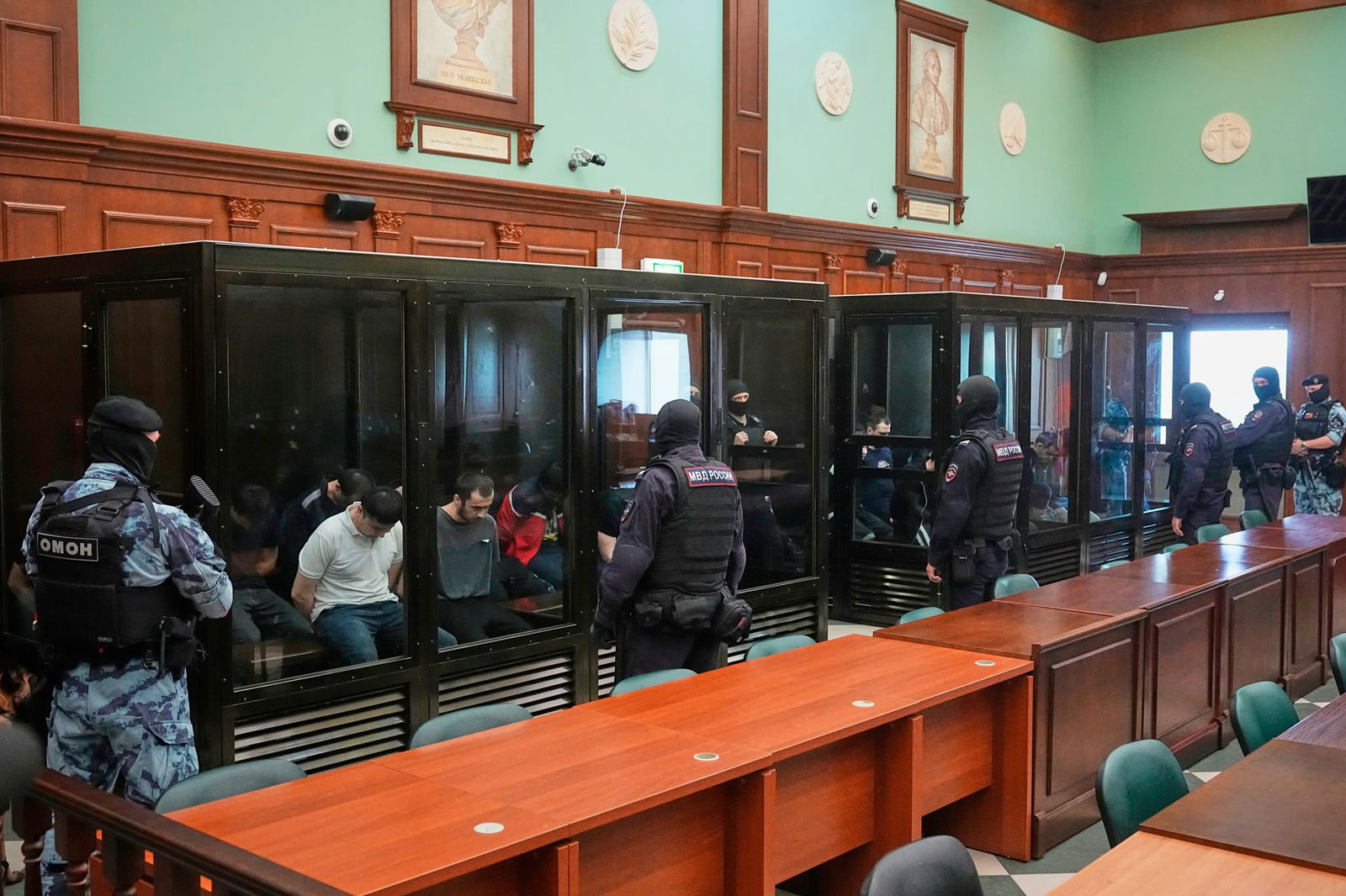 Die 19 Angeklagten saßen schwer bewacht in gläsernen Käfigen. 