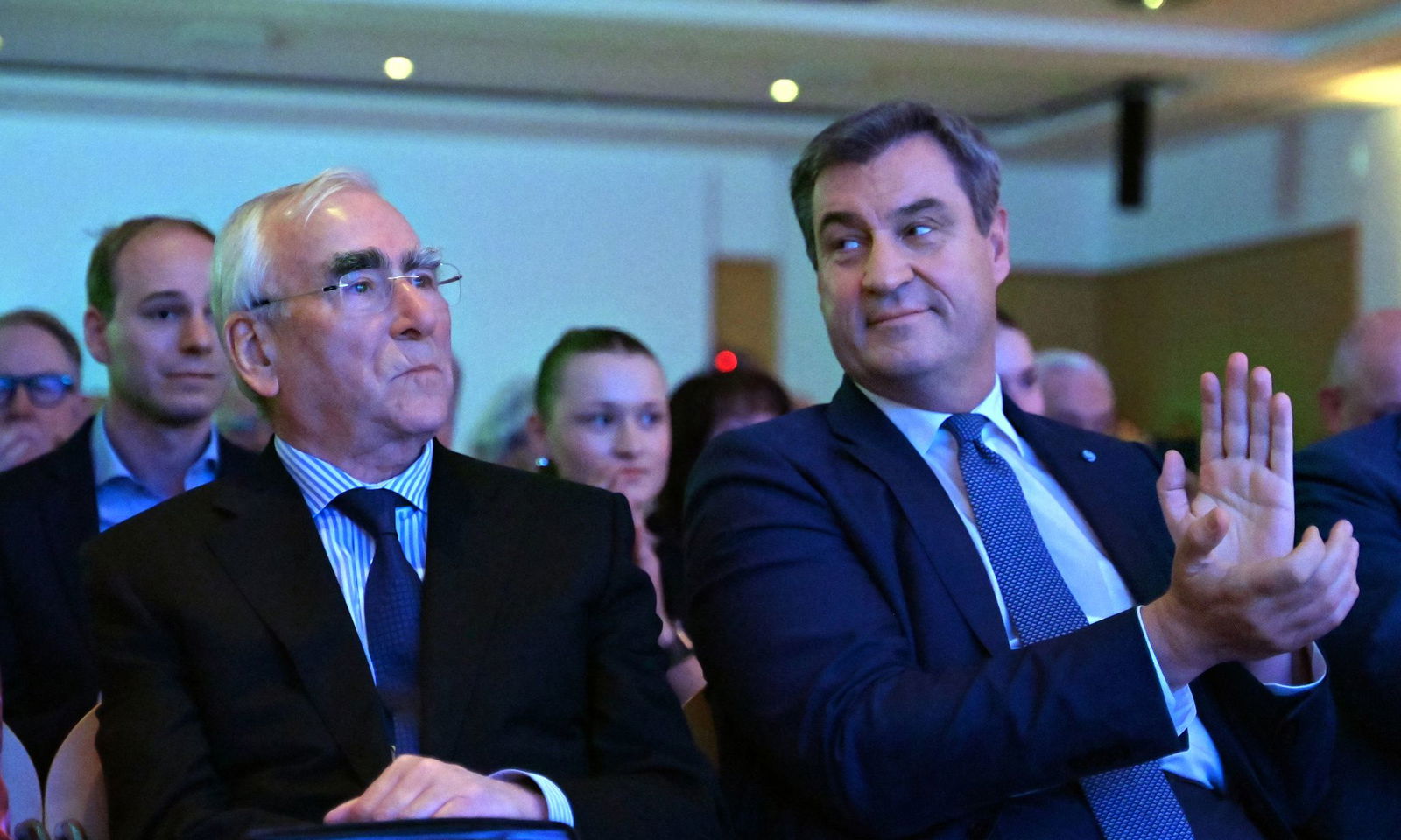 Ein Spaß von Theo Waigel über Söders Aktivität in den sozialen Netzwerken soll Bayerns Ministerpräsident zum Schmunzeln gebracht haben. (Archivbild)