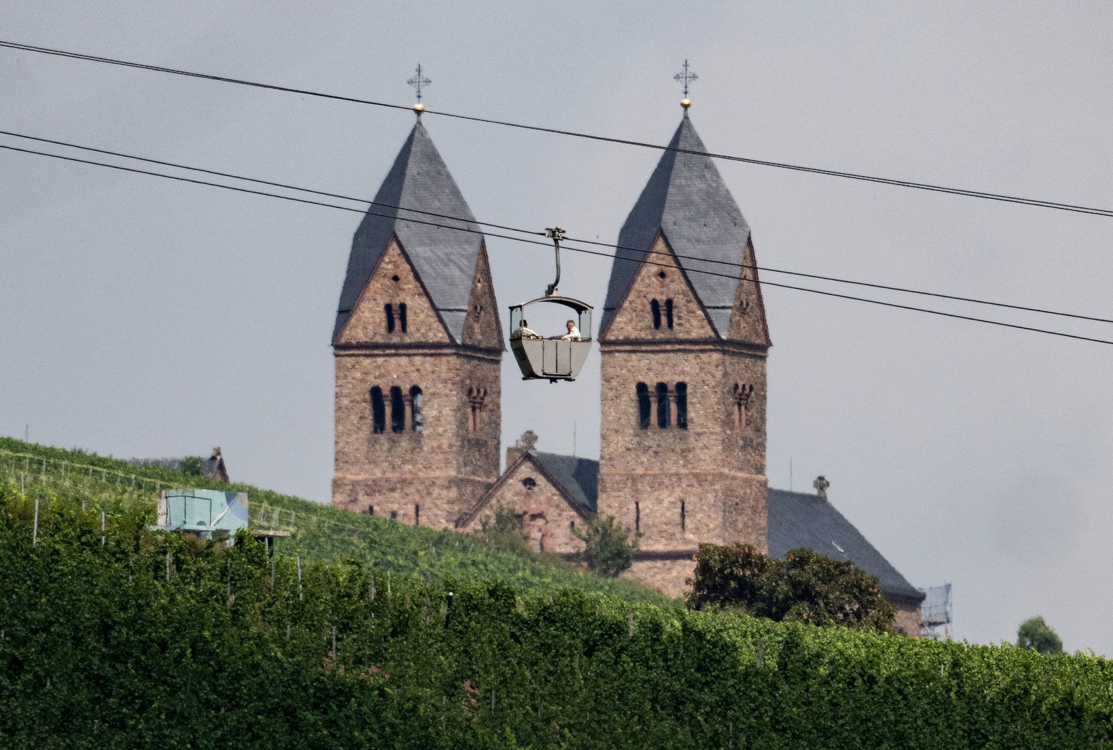 Dunkle Wolken und Regen halten sich wie hier in Rüdesheim auch am Wochenende (Symbolbild).