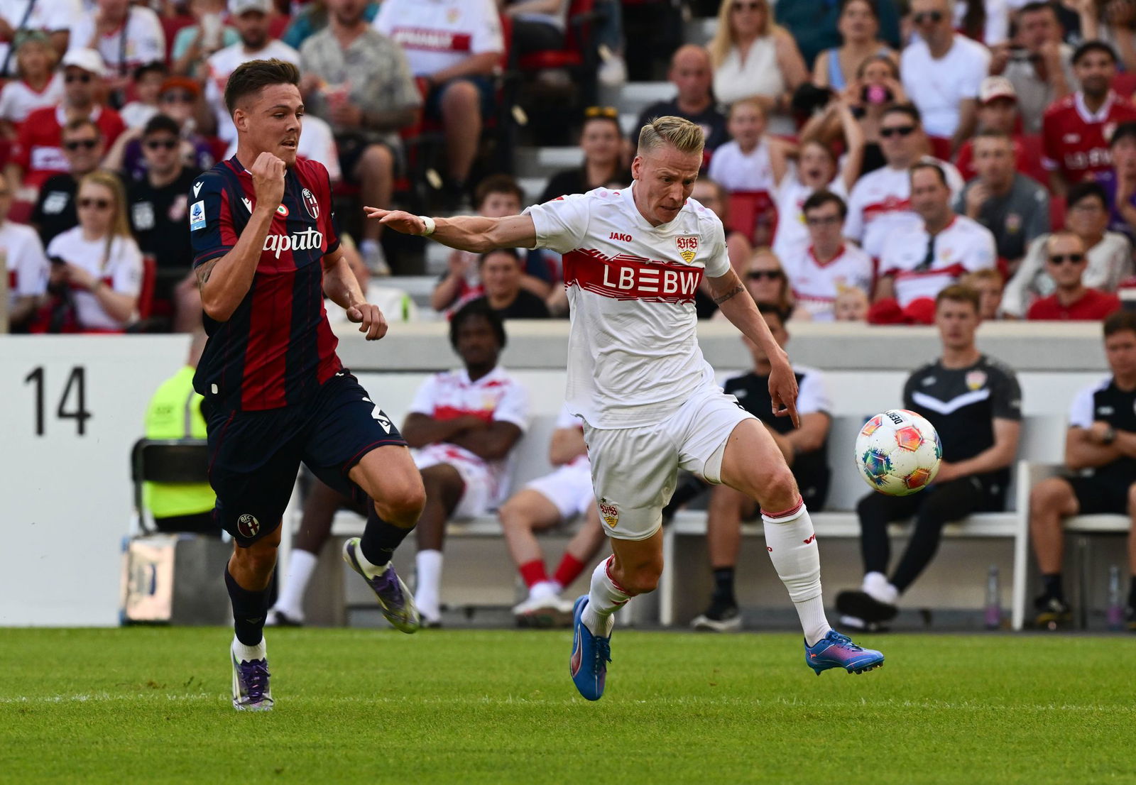Auch für VfB-Flügelspieler Chris Führich (r) war es bei 35 Grad im Schatten kein einfaches Spiel.
