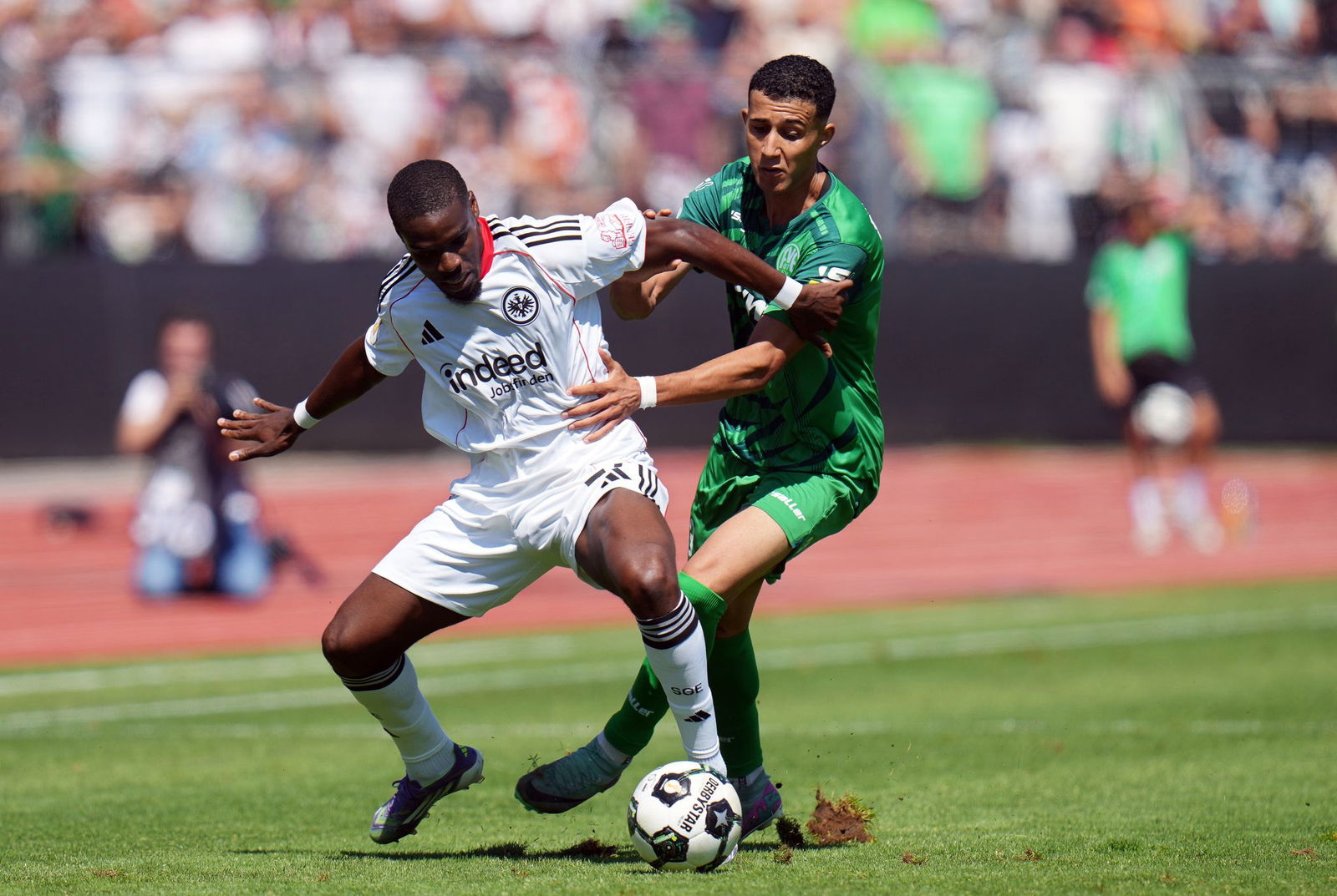 Eintracht Frankfurt um Niels Nkounkou (l) steht in der zweiten Runde des DFB-Pokals.