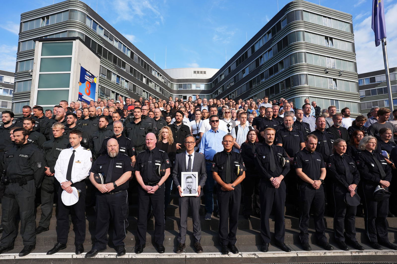 Das saarländische Innenministerium hatte die Polizeibehörden der anderen Länder und des Bundes eingeladen, sich der Gedenkminute anzuschließen. Hier zahlreiche Beamte vor dem Polizeipräsidium in Hamburg.