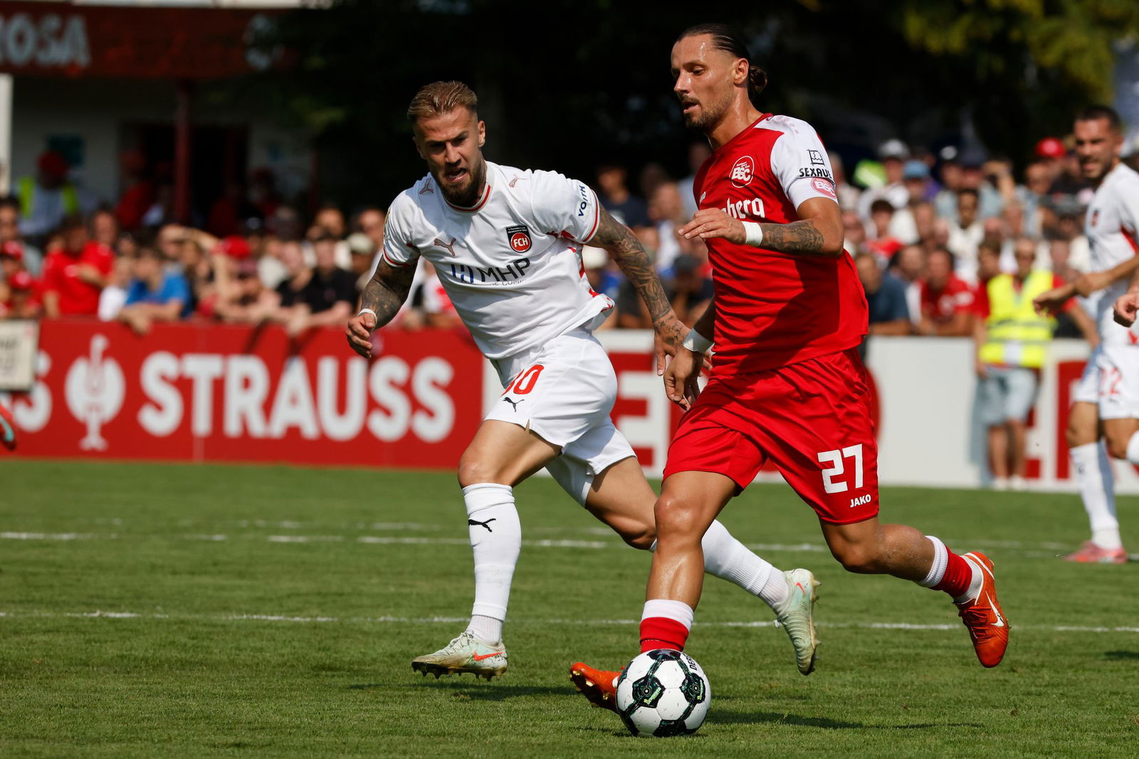 Mühelos in Runde zwei: Niklas Dorsch (l.) mit Heidenheim.