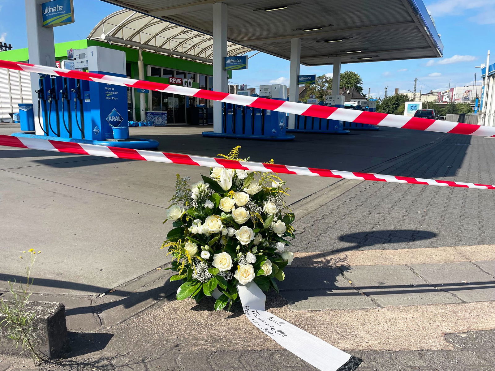 An der Tankstelle in Völklingen haben Mitarbeiter einen Kranz für den getöteten Polizisten niedergelegt. 