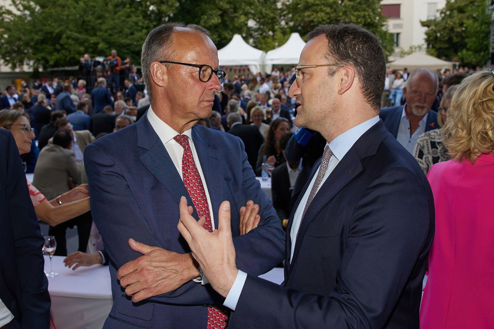 Bundeskanzler Friedrich Merz (links) bekommt nach seiner umstrittenen Entscheidung zum teilweisen Rüstungsexportstopp an Israel Rückendeckung auch von Unionsfraktionschef Jens Spahn (beide CDU).