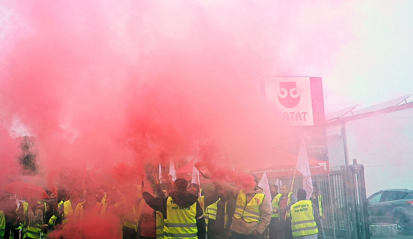 Mit Trillerpfeifen, Transparenten und Rauchfackeln kämpfen die Beschäftigten von Birtat für bessere Löhne. (Archivbild)