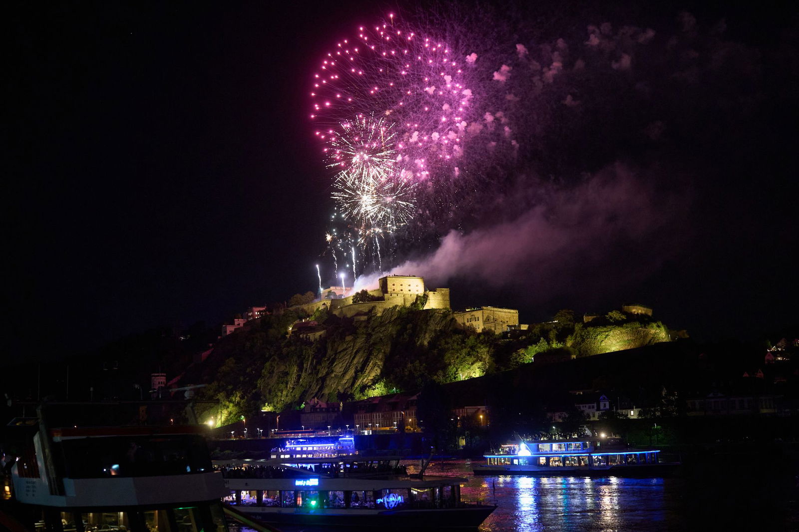 Das Abschlussfeuerwerk von „Rhein in Flammen“ wird auf der Festung Ehrenbereitstein hoch über dem Zusammenfluss von Rhein und Mosel abgeschossen.