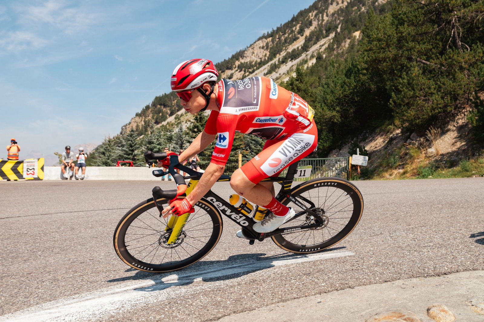 Der dänische Rad-Star Jonas Vingegaard im Roten Trikot des Gesamtführenden. 