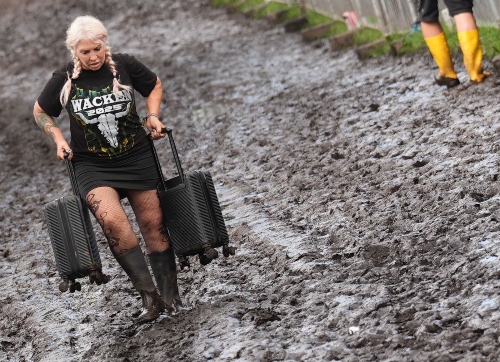 Nicht alle Besucherinnen und Besucher sind auf den Schlamm vorbereitet.