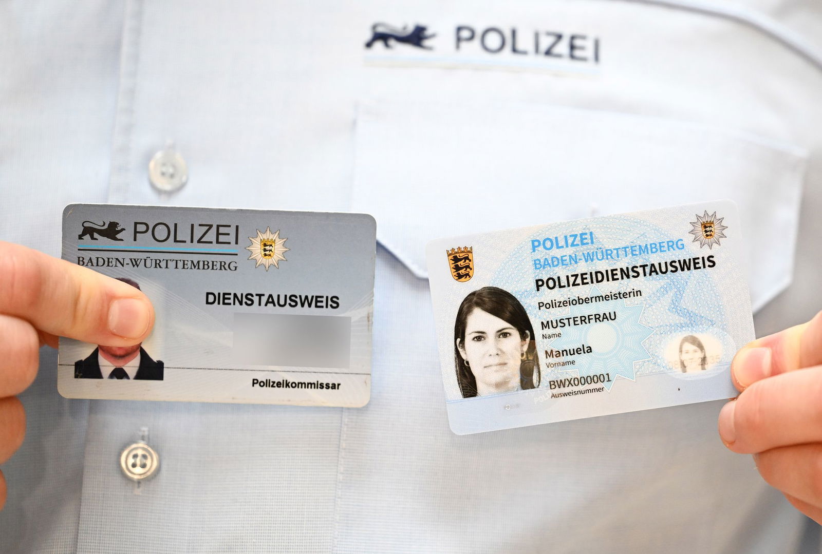 Derzeit gibt es zwei gültige Versionen des Polizeiausweises: die alte und die neue, die gerade eingeführt wird. (Archivfoto)