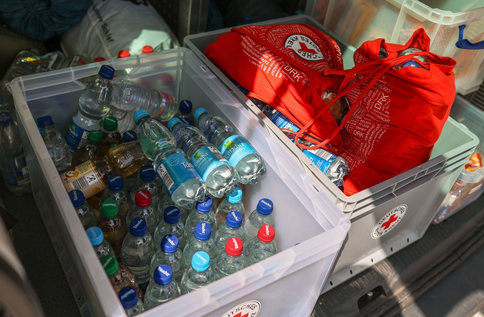 Mit dabei haben die Helfer Wasser, Sonnencreme, Snacks und auch Mützen. 