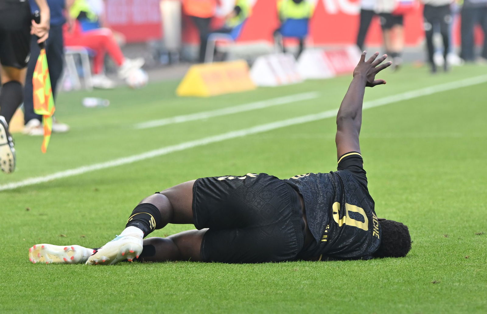 Kölns Neuzugang Ragnar Ache mit großen Schmerzen in Mainz 