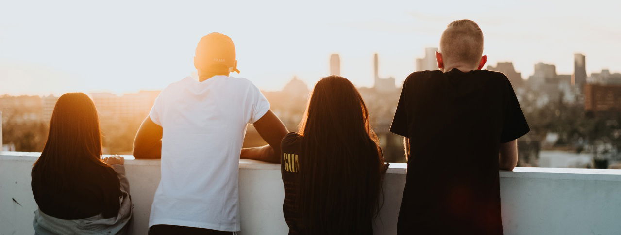 menschen schauen auf stadt