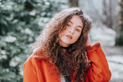 Frau schaut in Kamera