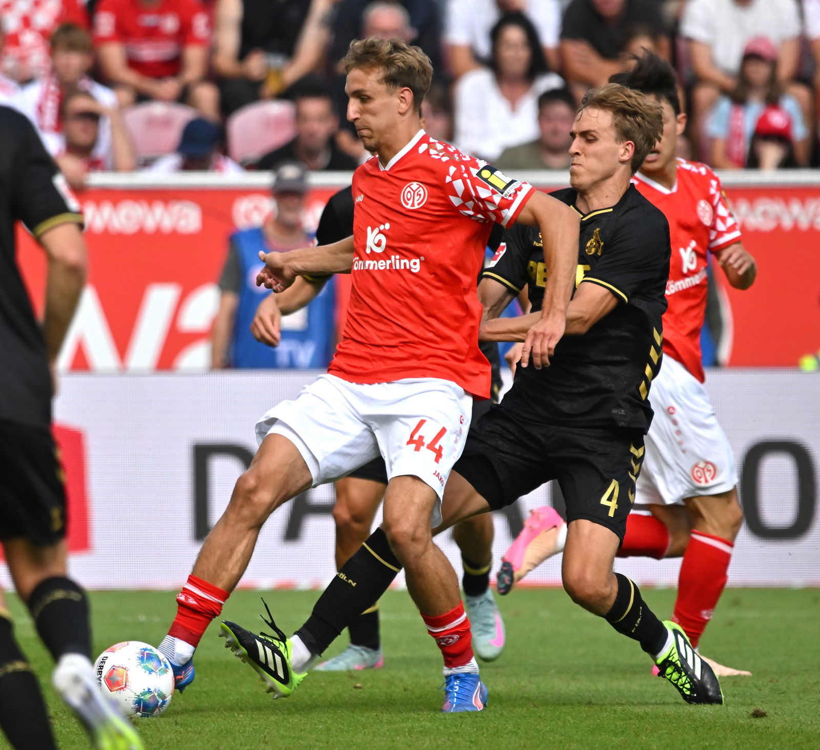 Angreifer Nelson Weiper (l) könnte am Donnerstag erstmals in dieser Saison in der Startelf des FSV Mainz 05 stehen.